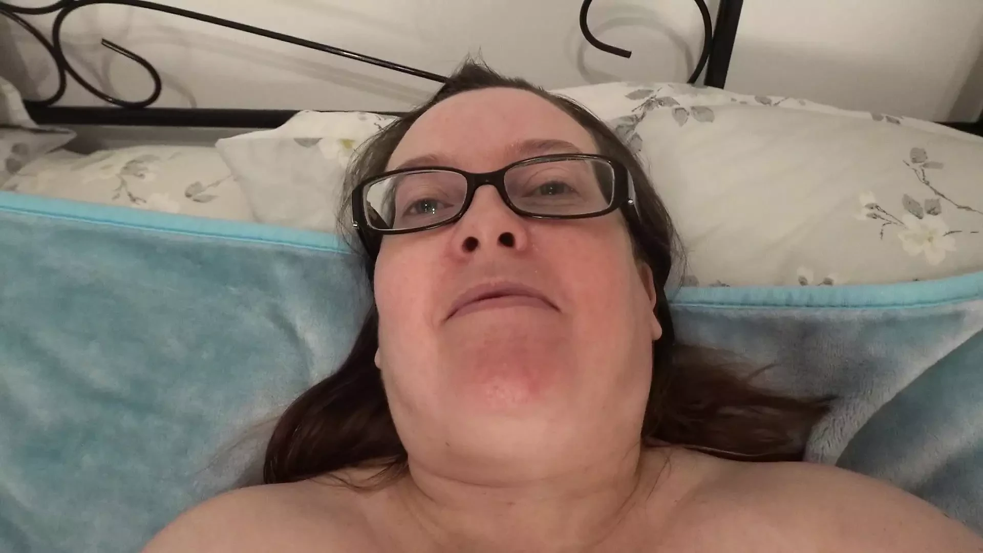 Sexy vrouw in rode lingerie striptease met grote borsten