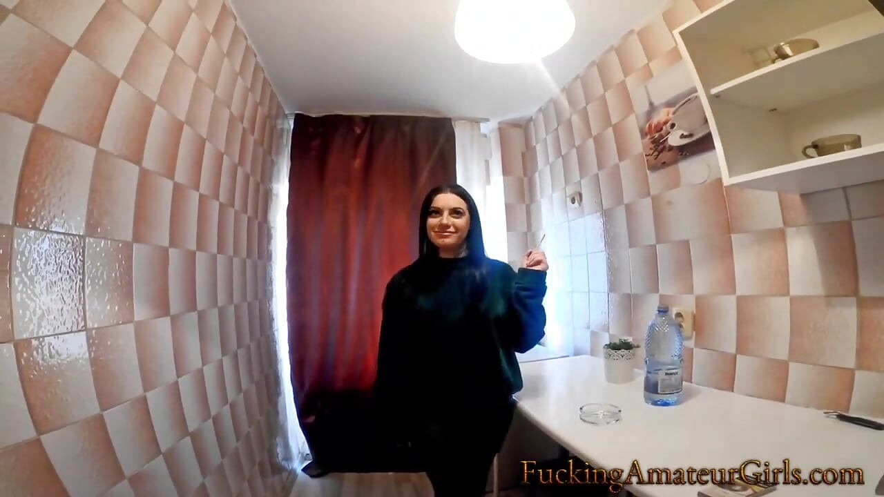 Video largo de chica gordita amordazada en una polla gruesa en su garganta profunda antes de follar duro