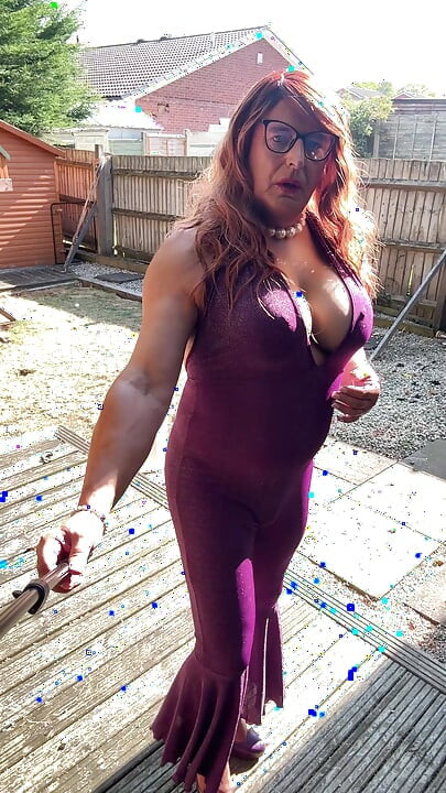 Seksi transvestit kellycd2022 u ljubičastom catsuitu i štiklama