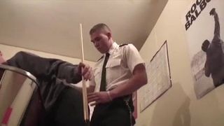 Los policías británicos se enfrentan a un cabrón