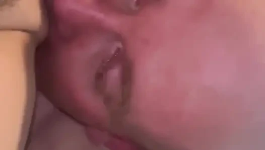 Üvey anne büyük yarakla sert sikişiyor ve boşalıyor