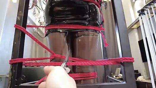 Mz32 - Terikat Dalam Perangkat Metal, Mencapai Klimaks Bergetar.