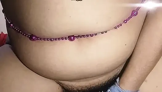 Bhabhi nay chut may khira ko dalkar chut ka pani nikala