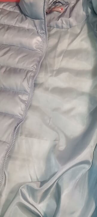 그녀의 파란색 패딩코트 안감에 박기