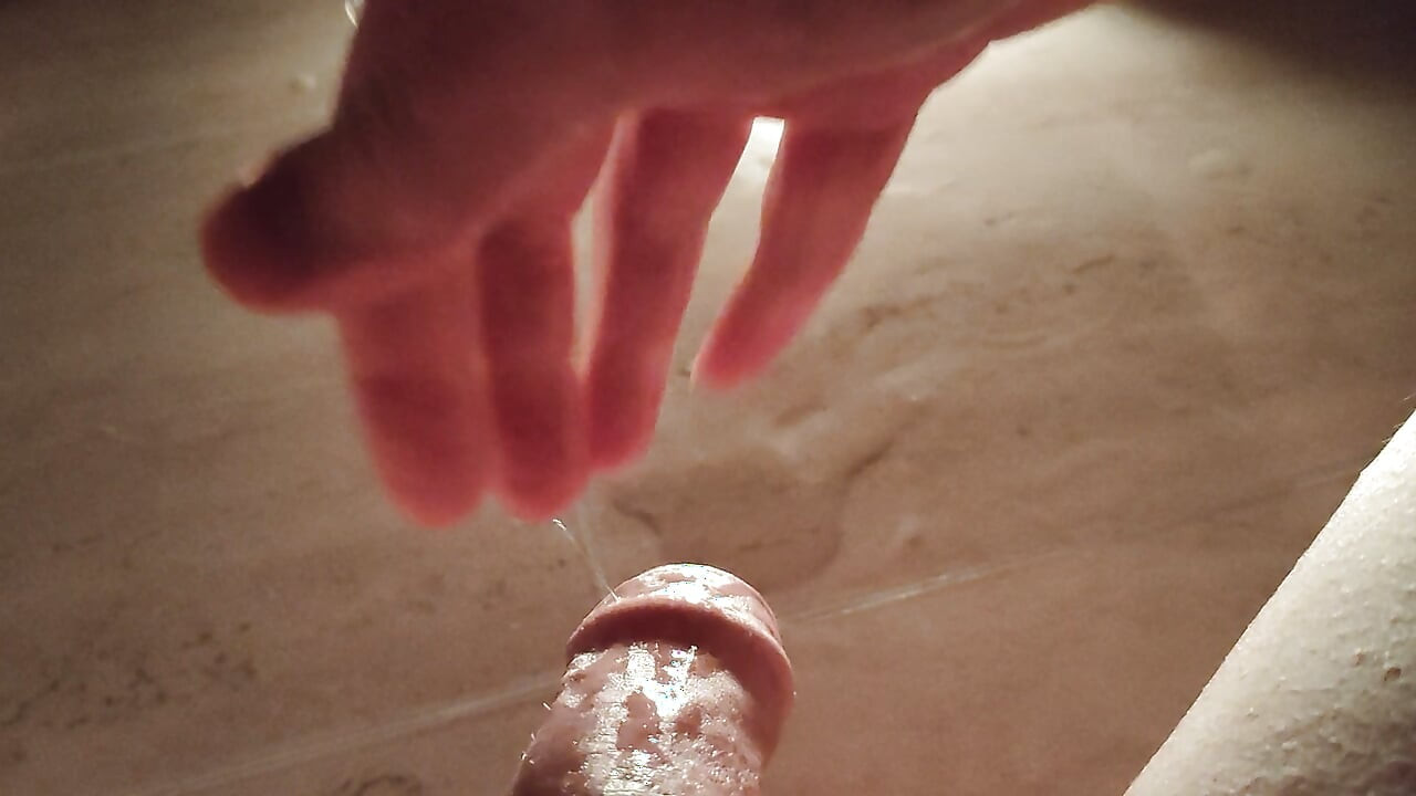 我在地板上喷了，然后用粘稠的脏液作为润滑油。