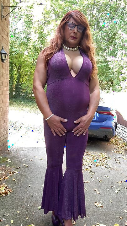 Seksi transvestit kellycd2022 u ljubičastom catsuitu i štiklama