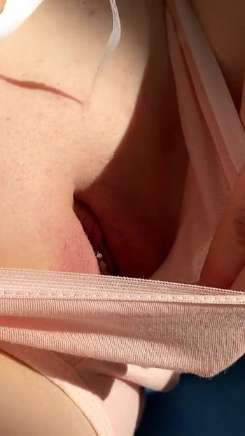 لحظة آسرة من "أخت زوجة منحرفة عذراء - سراويل داخلية كاملة تنفجر بالرش وقذف"