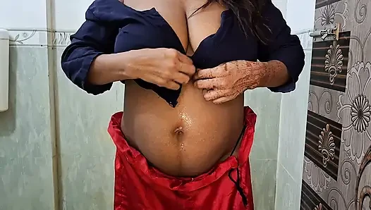 Indian Aunty took a bath to cool off and had fun by inserting eggplant into her pussy,