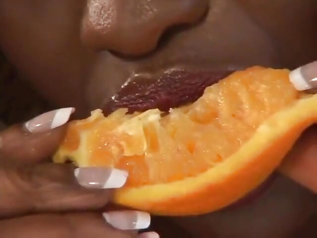 Chico abre las piernas de una chica negra y se come el coño luego folla