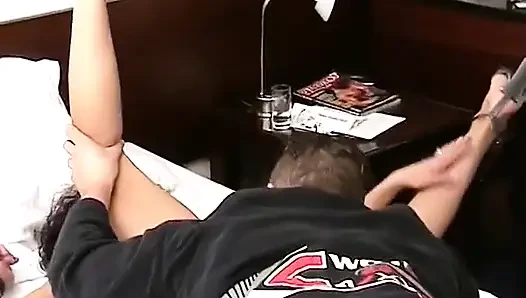 Aus einer brünette mit einem Durchbruch und einer sehr schlampe werden ein hotelzimmer.