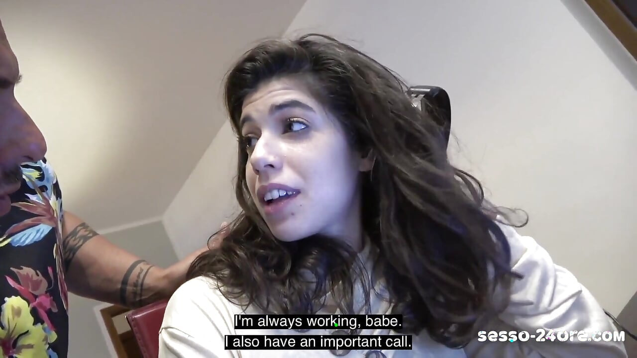 Wtf! Hinter ihrem rücken! Ehefrau betrogen, während sie arbeitet! (Porno aus Italien)