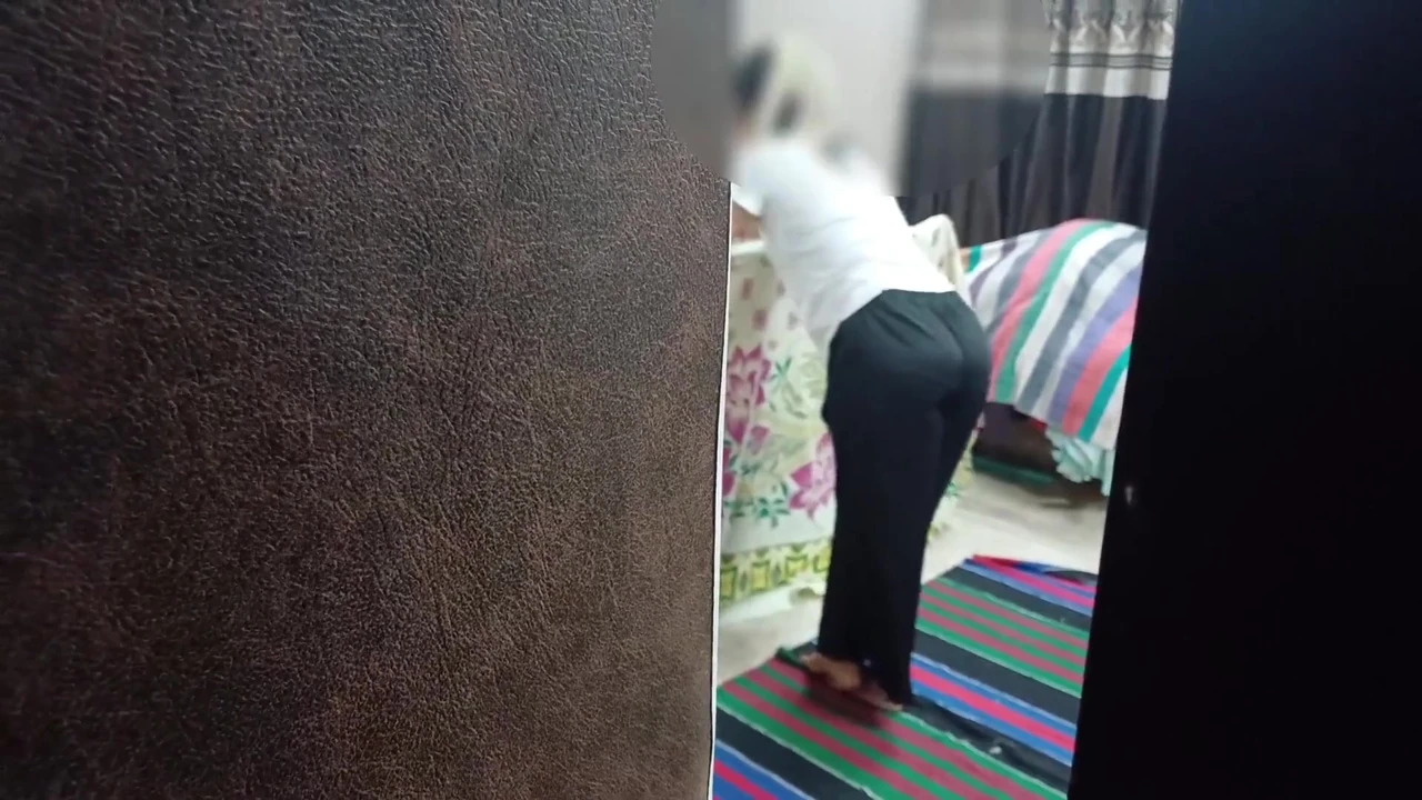Üvey erkek kardeş güzel üvey kız kardeşini film izlerken sikiyor