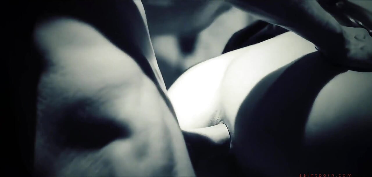 Tallulah Tease leva uma carga na tatuagem dela
