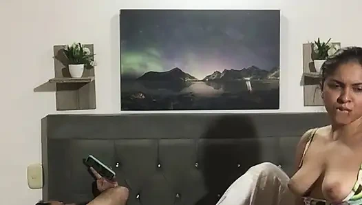 Ich masturbiere meine Muschi leidenschaftlich, bis ich vor meinem Stiefvater zum Orgasmus komme.