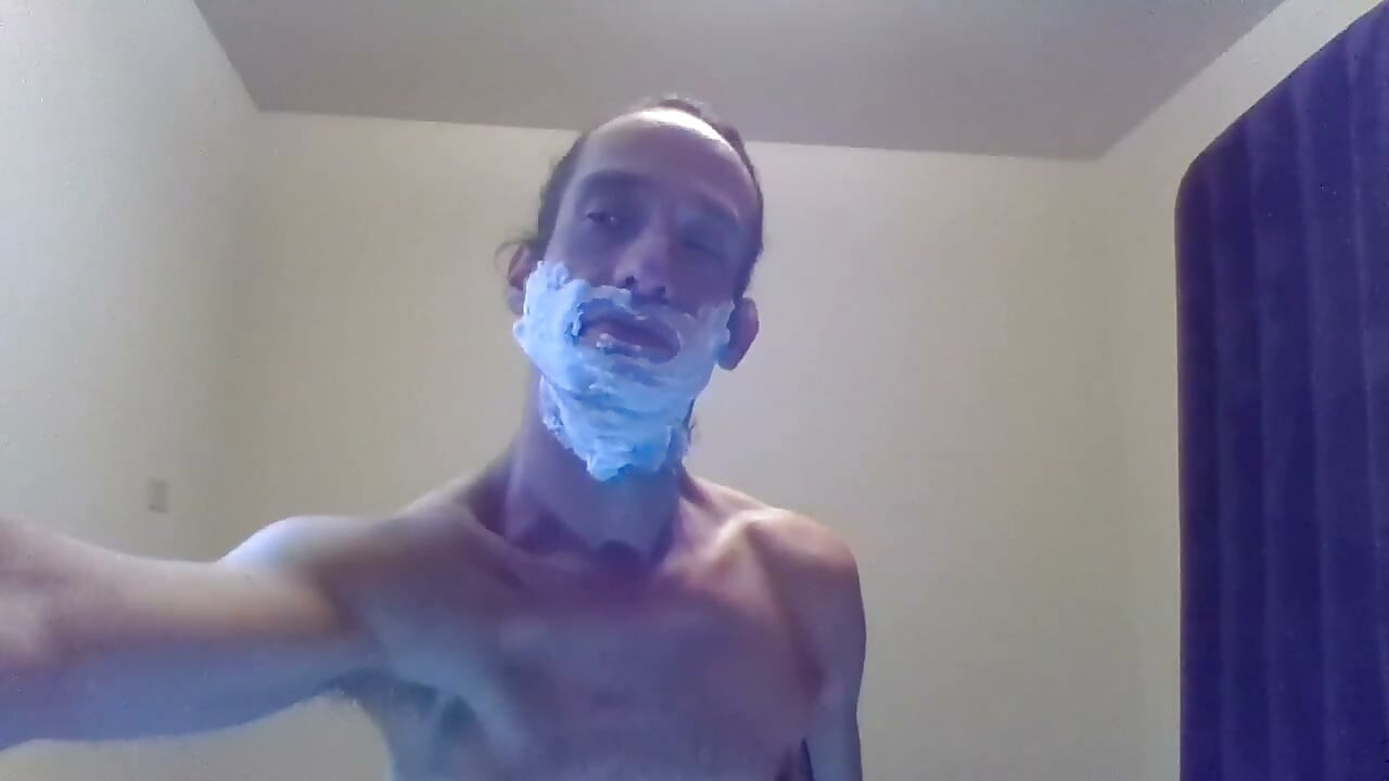 Transgirl si holí obličej