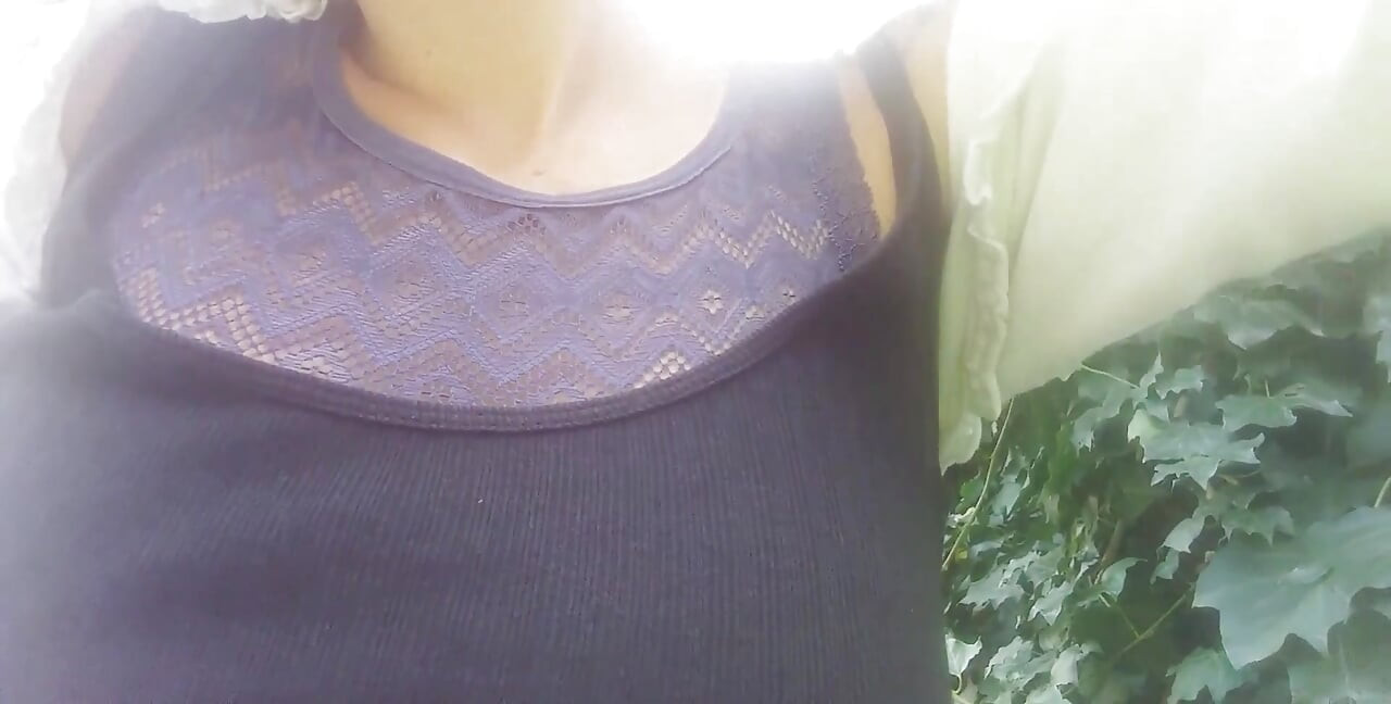 Meu M. Xixi no Jardim! Que travessura! e então ela toca nela ...