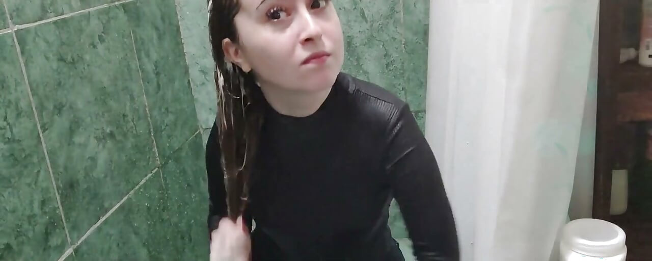 J’ai oublié de m’enlever et je me suis lavé les cheveux avec mon jean et mon tee-shirt.