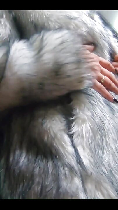 Prije nego što te okusim, želim isprobati neku krznenu odjeću za tebe.#milf, #pov, #latina, #bigass, #romance, #joi, #fetish