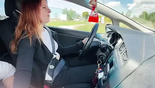 Freundin gibt riskanten handjob während der fahrt - heißes auto-wichs endet mit dickem abspritzen