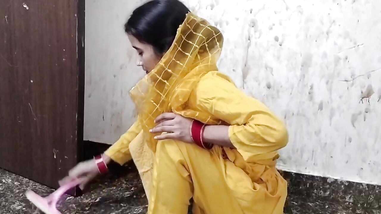 Naukrani ki chuchi pakad ke jabar dasti pel diya