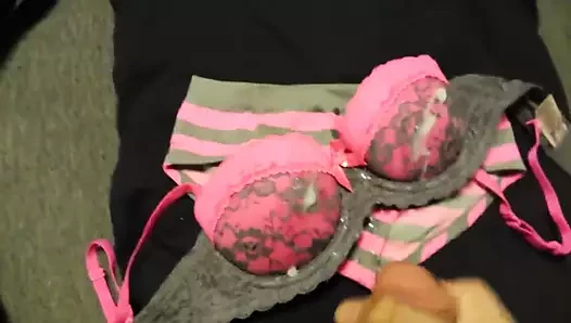 Sborra sui miei giovani cugini abbinando reggiseno e mutandine