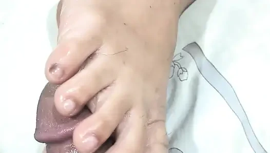 Er kann sein sperma nicht von dieser pinay-toejob-fähigkeit halten