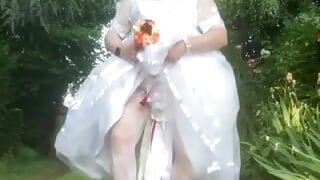 Tweede witte trouwjurk in satijn en tule op een wandeling