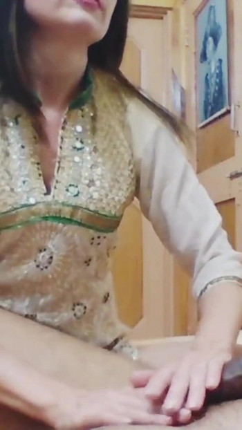 Momento da condividere da "La matrigna arrapata seduce il figliastro inesperto"
