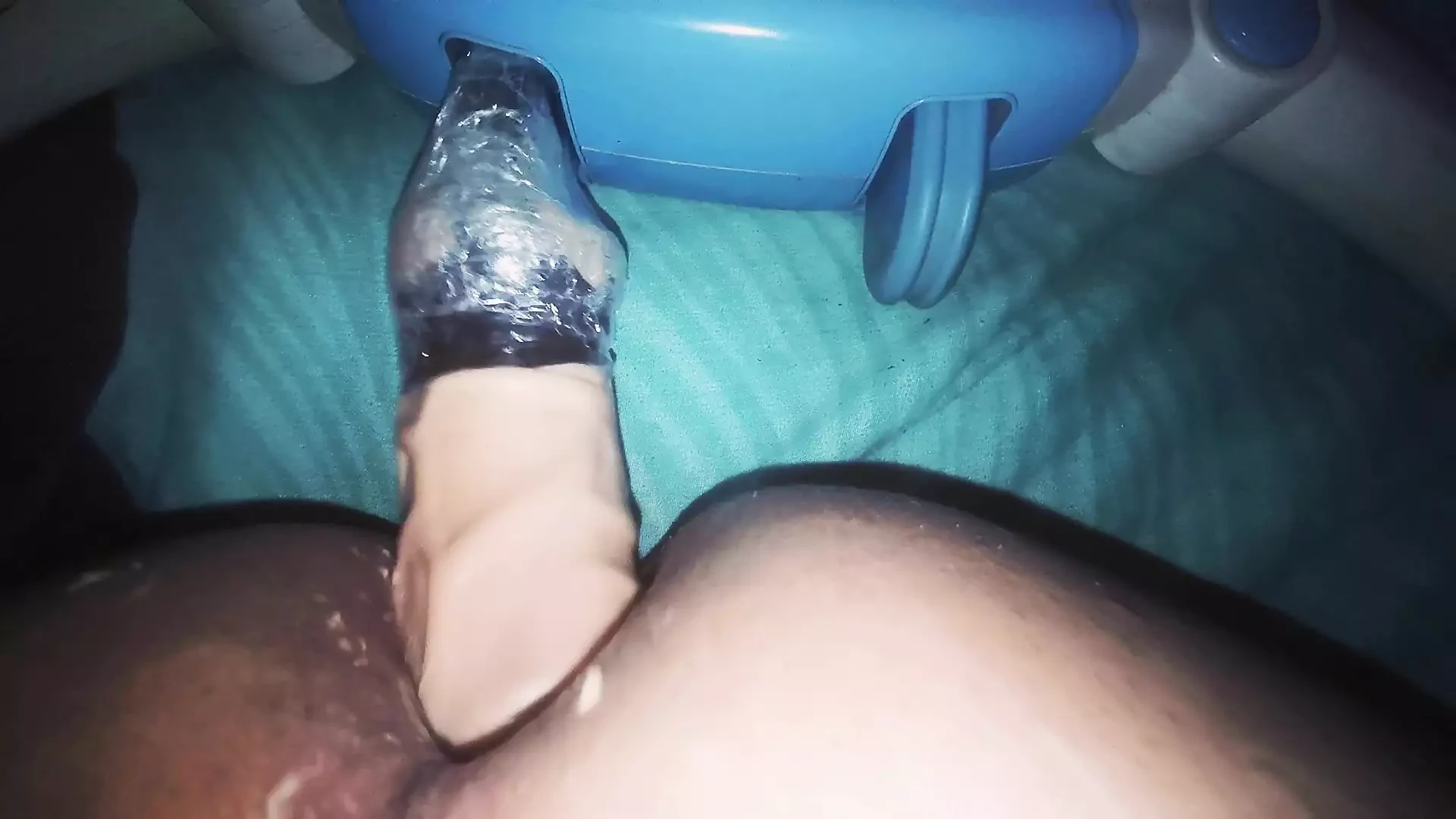 Taladrandome el culo con un gran consolador femboy queda con gran orificio