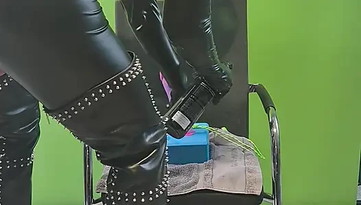 Uyluk yüksek damızlıklı domina çizmelerde dildoya biniyor ve fışkırtarak boşalma öncesi boşalma