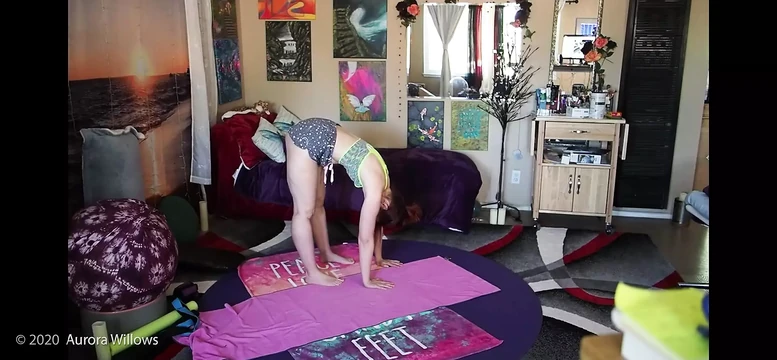 Quick body flow in sexy shorts today, come stretch with me