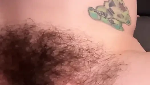 Dudukin muka cewek dengan memek berbulu yang berkeringat