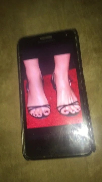 Cum On NATILIE PORTMAN Sexy Feet