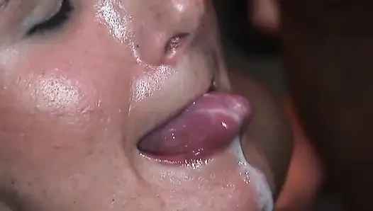 Reife brünette im gangbang von pulsierenden schwänzen, tropfende sperma überall