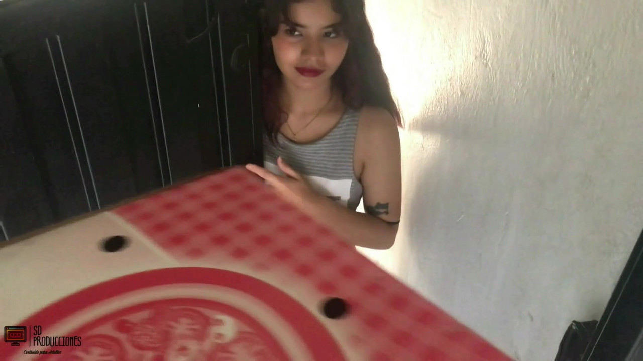 送货员非常需要，他没有拒绝我的提议，支付披萨的口交 - 西班牙语色情