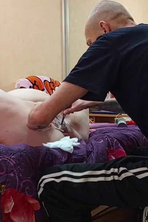 여친의 육덕 보지를 면도한 다음 시오후키 전에 피스팅