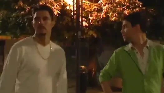 Güzel götlü piliç kanepede ateşli yarağa biniyor