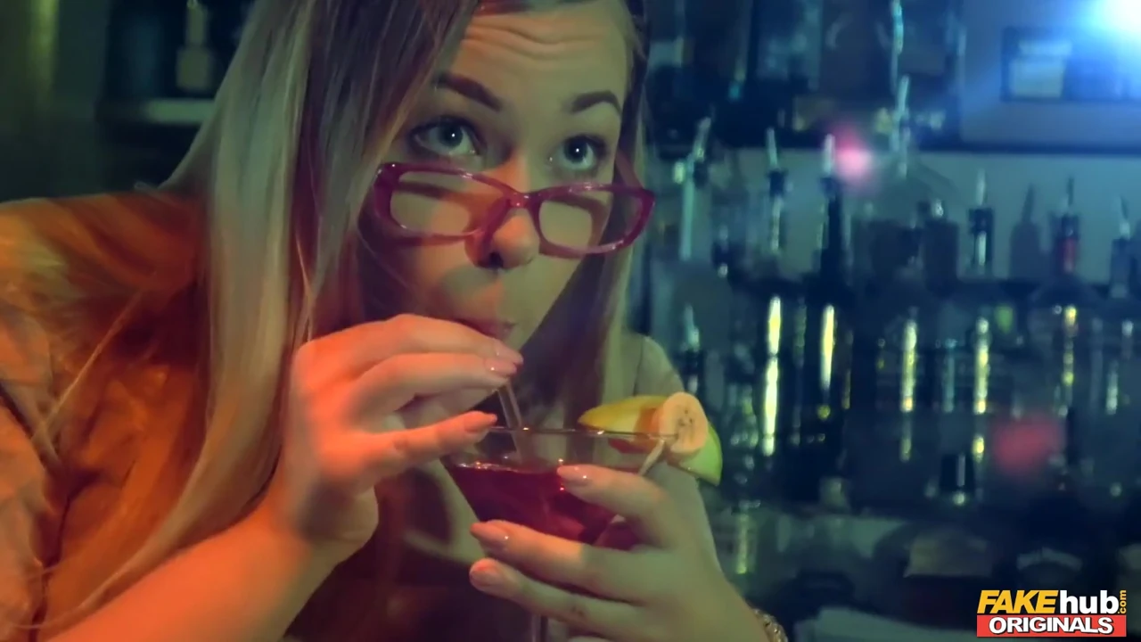 Fakehub Originals - sarışın Selvaggia süperstar Dj Dean Post'tan sert bir yüze boşalma alıyor