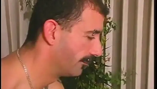 Pria biseksual bertato ditindik dan cowok berondong rambut pirang ngentot cowok berotot