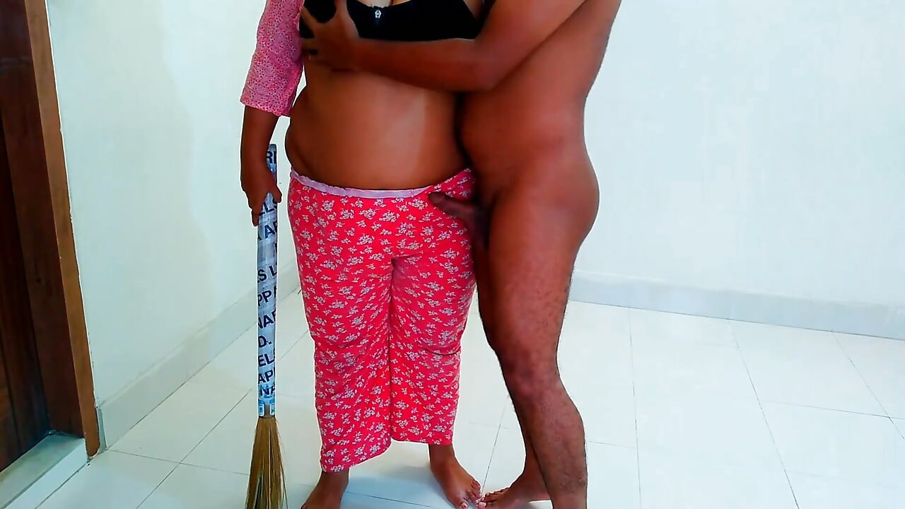 Fodendo uma linda empregada de hijab no Paquistão - bunda grande e peitos enormes