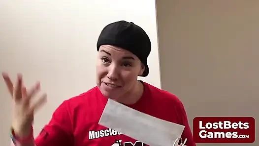 Sie stand an ihrem geburtstag nervös vor dem tattoosalon