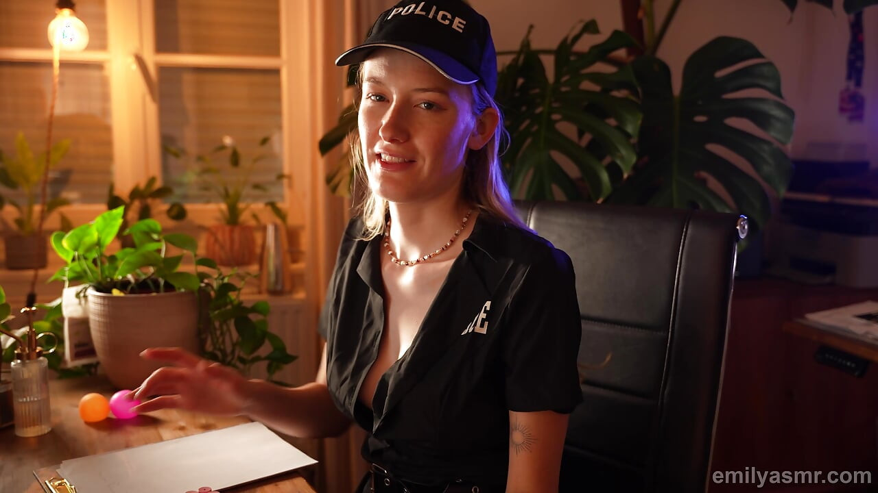 Tuhma poliisi testaa keskittymistäsi - ASMR (olet suurissa vaikeuksissa...)