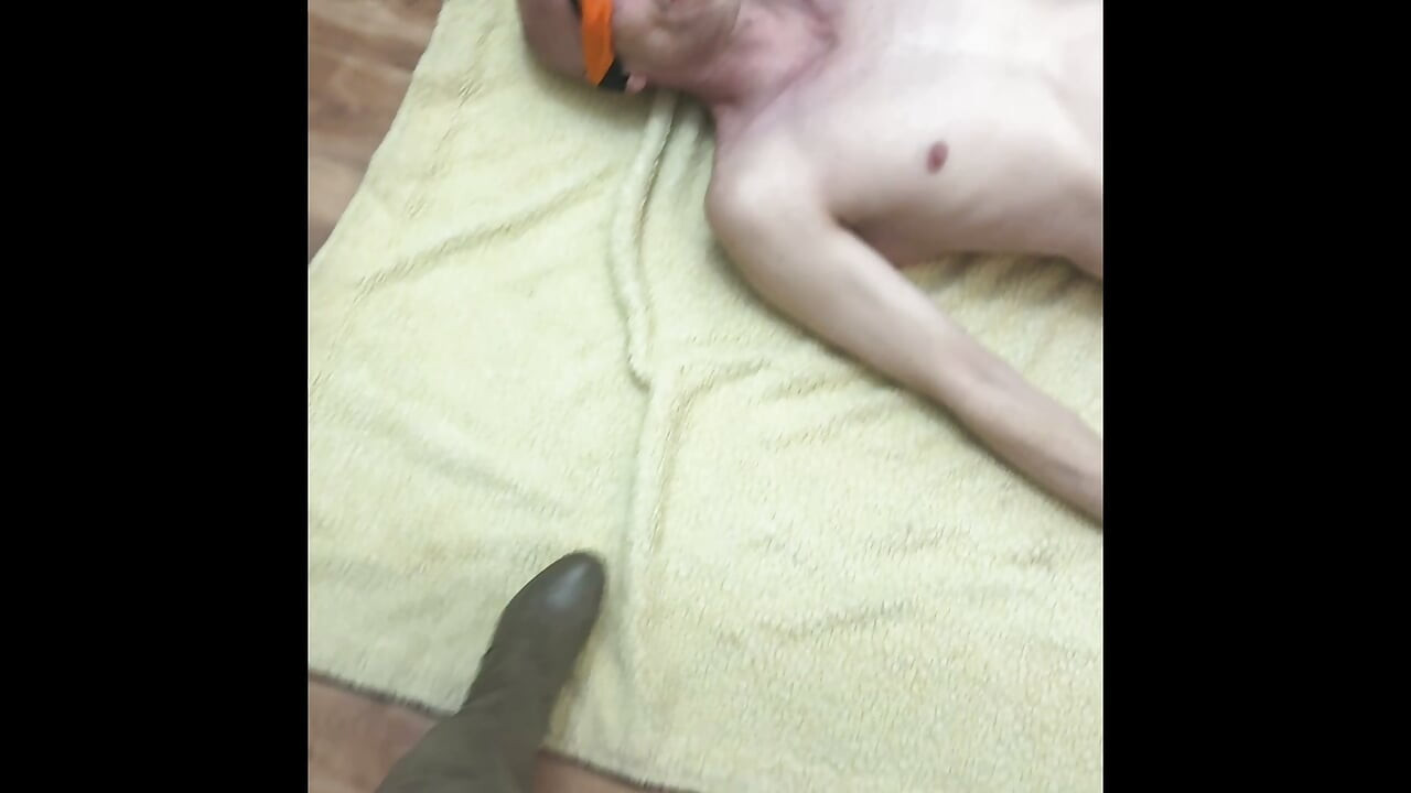 Ayak kölesi, metresinin ayaklarını seviyor, kadın da onun üstünde yürüyor