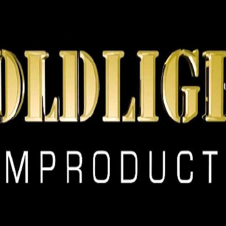 金发女郎在后入式挑逗中屁股滴得湿透了