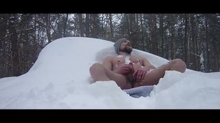 Str8 man extase in sneeuw