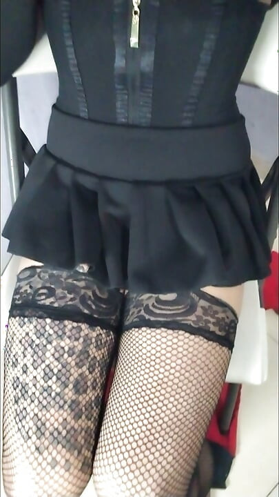 Femboy sitzt für dich