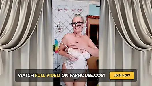 Lukerya Menggrebek Di Dapur Di Rumah.