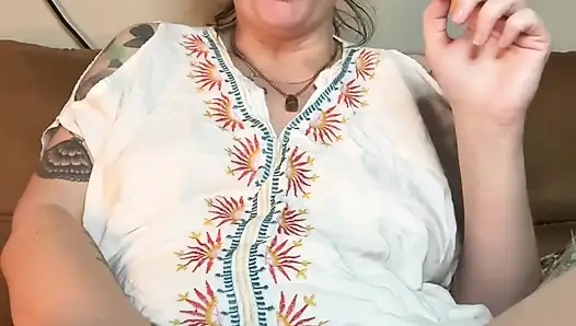 Курящая фетиш-милфа мастурбирует