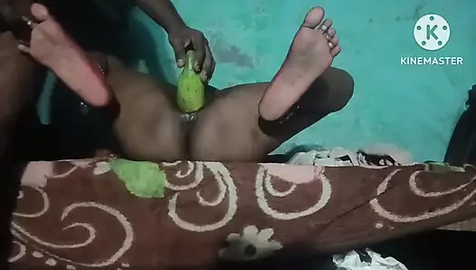 Bhabhi ki chut ka kheera dalke pani nikala