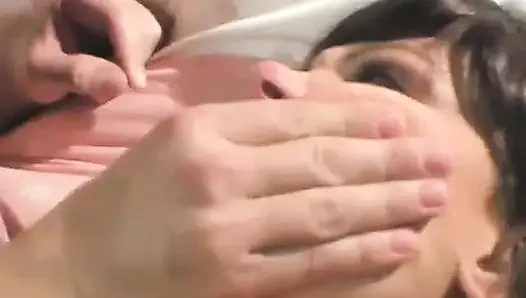 Adam onu yatak odasına götürüyor ve yatakta şişman amcık dudaklarını emiyor